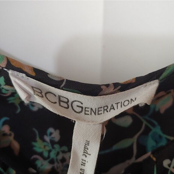 BCBGeneration Floral Keyhole Ruffled Top Small Bell Sleeve NWOT - Picture 5 of 6